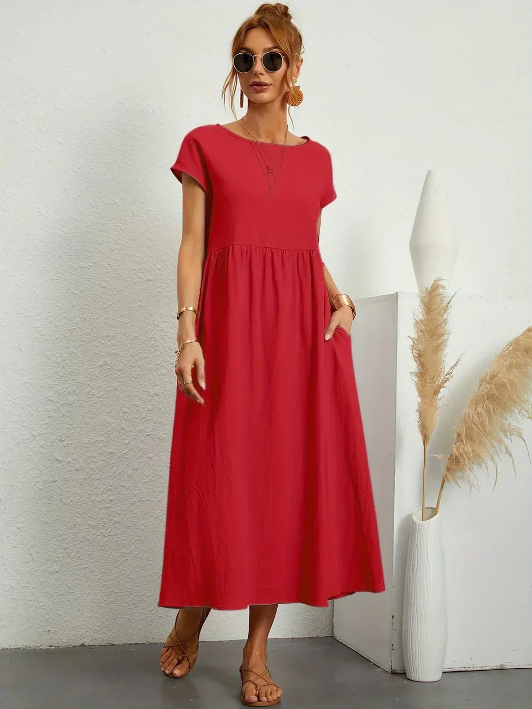 Vestido midi fluido rojo con manga corta y falda fruncida en la cintura