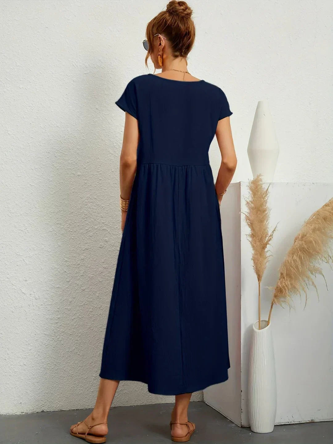 Vestido midi fluido azul marino con espalda lisa y bajo amplio, manga corta