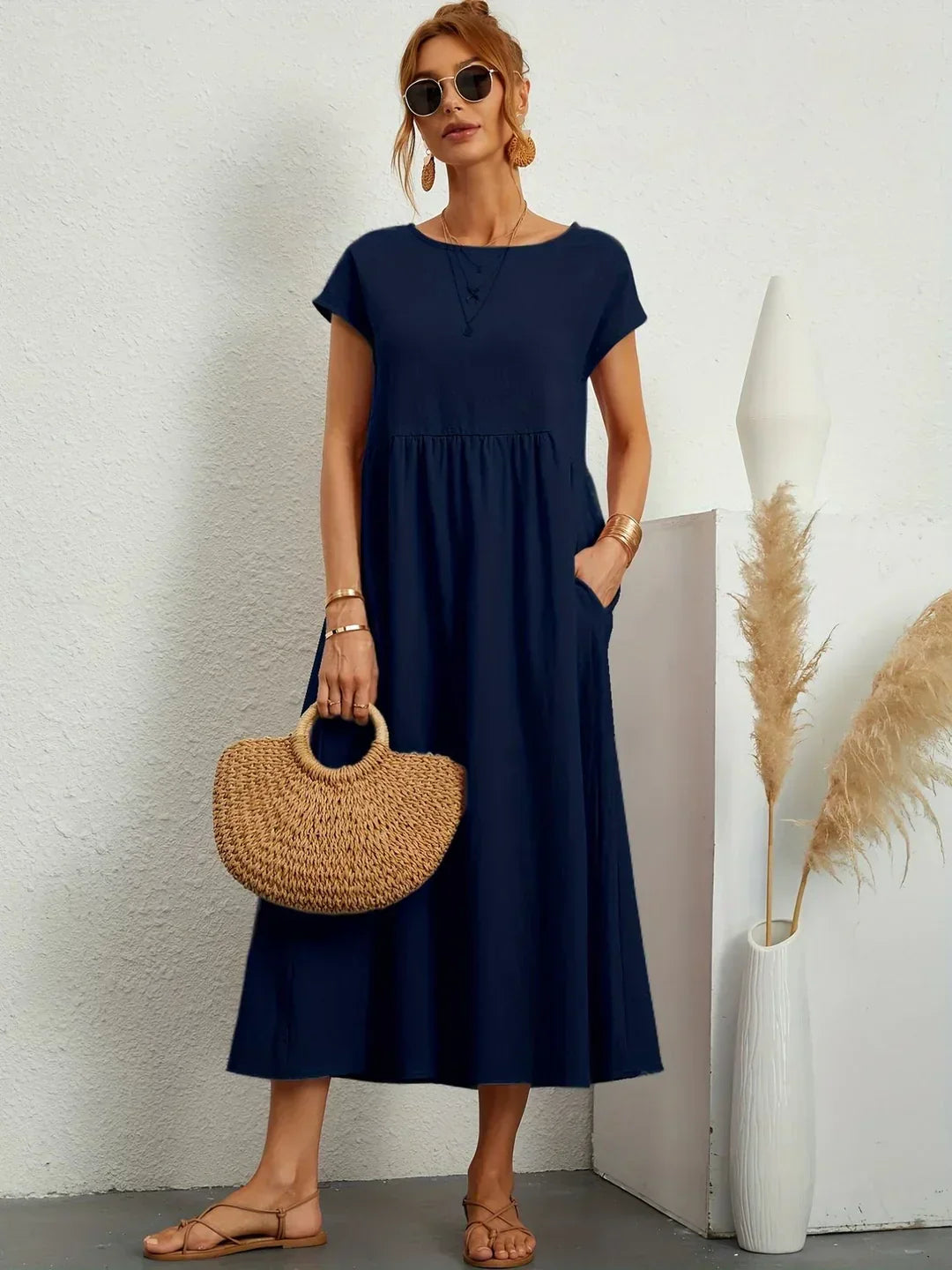 Vestido midi azul marino con escote redondo, manga corta y cintura fruncida
