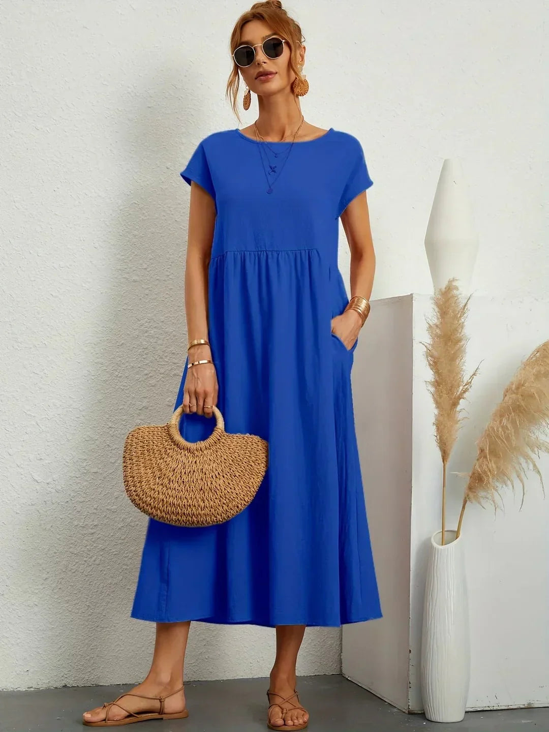 Vestido midi fluido azul con escote redondo, manga corta y frunce en la cintura