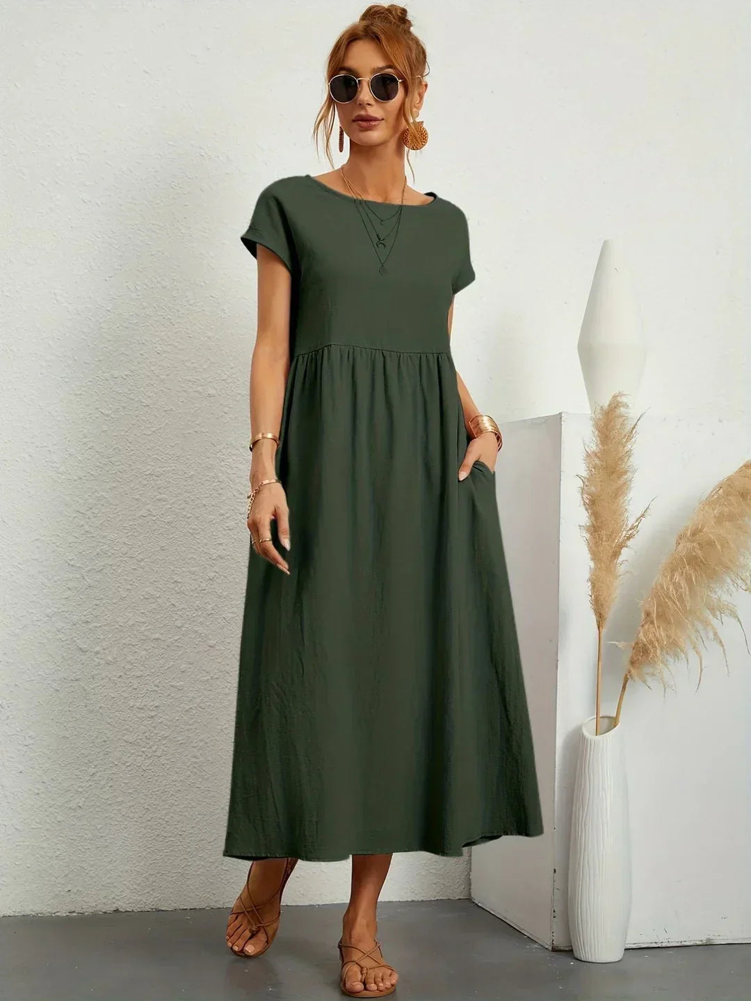 Vestido midi fluido verde con escote redondo y manga corta, falda con frunces
