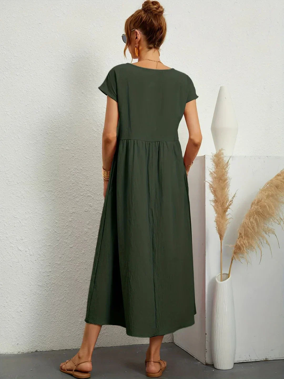 Vestido midi fluido verde militar, espalda amplia con vuelo y manga corta