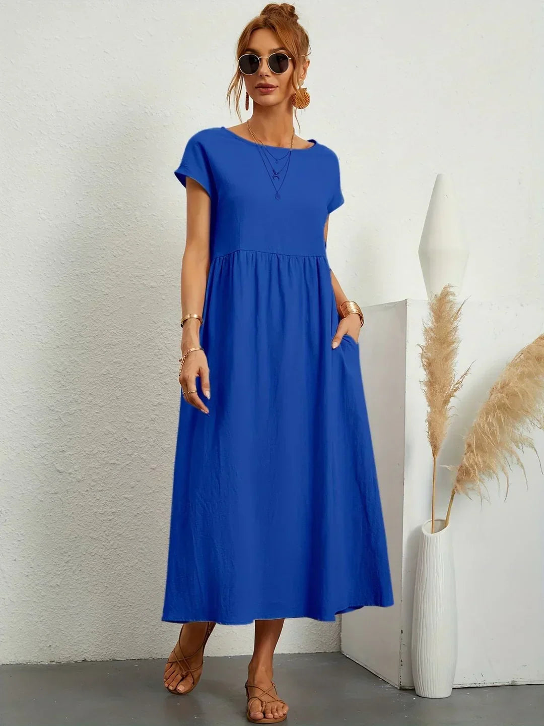 Vestido midi fluido azul brillante con manga corta y falda fruncida en la cintura