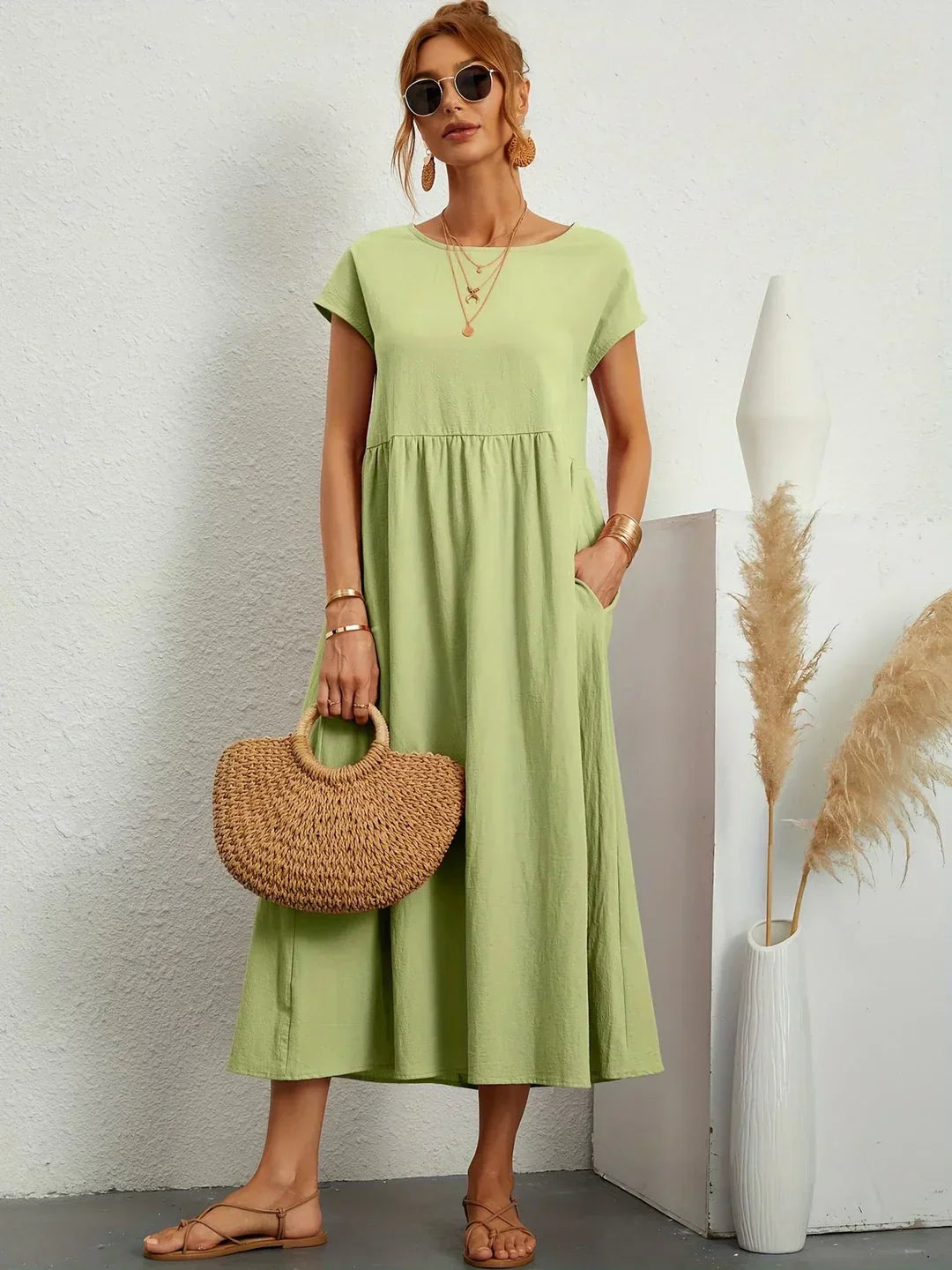 Vestido midi fluido verde menta claro con manga corta y falda fruncida a la cintura
