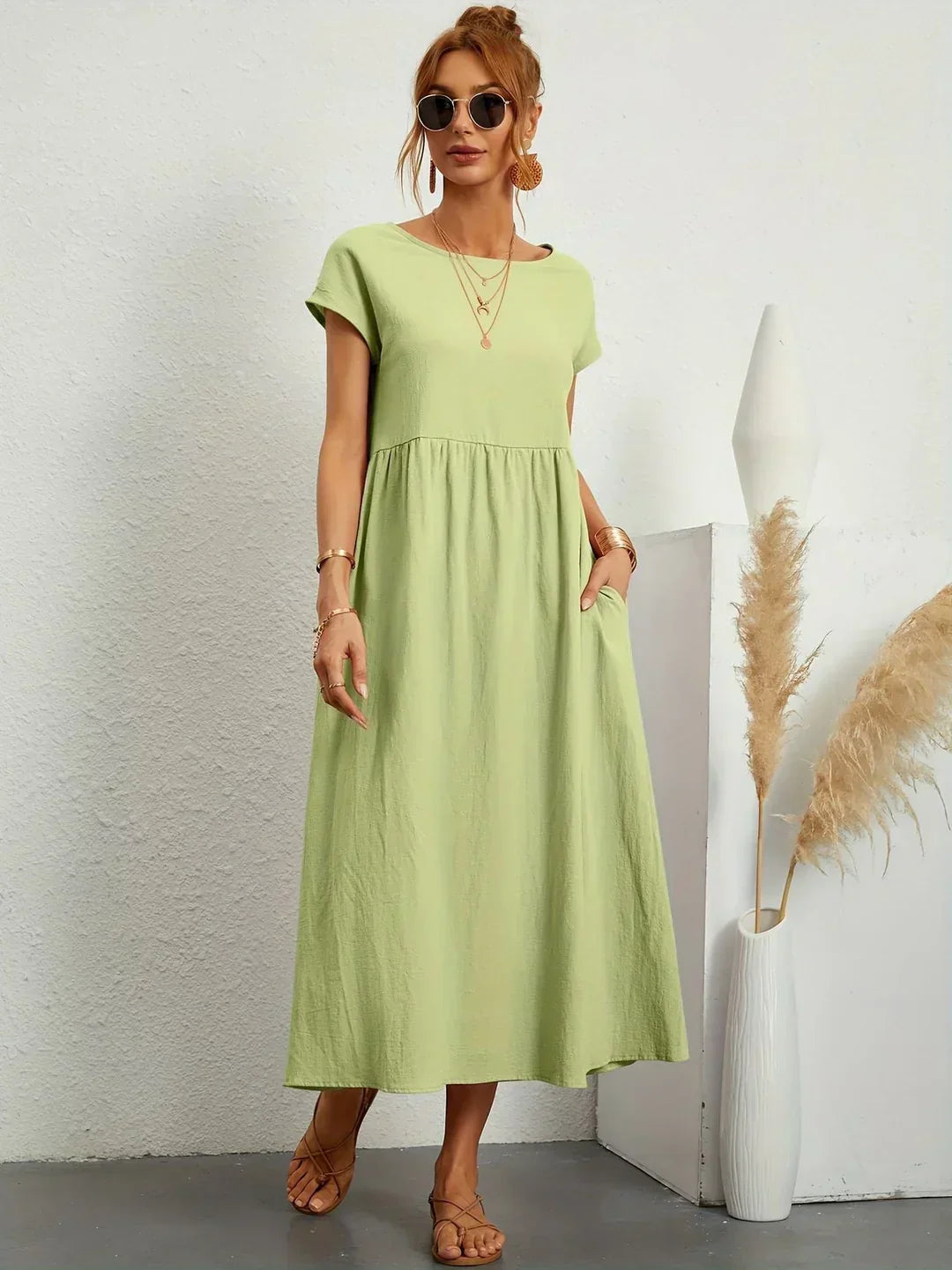 Vestido midi fluido verde menta con escote redondo, manga corta y cintura fruncida