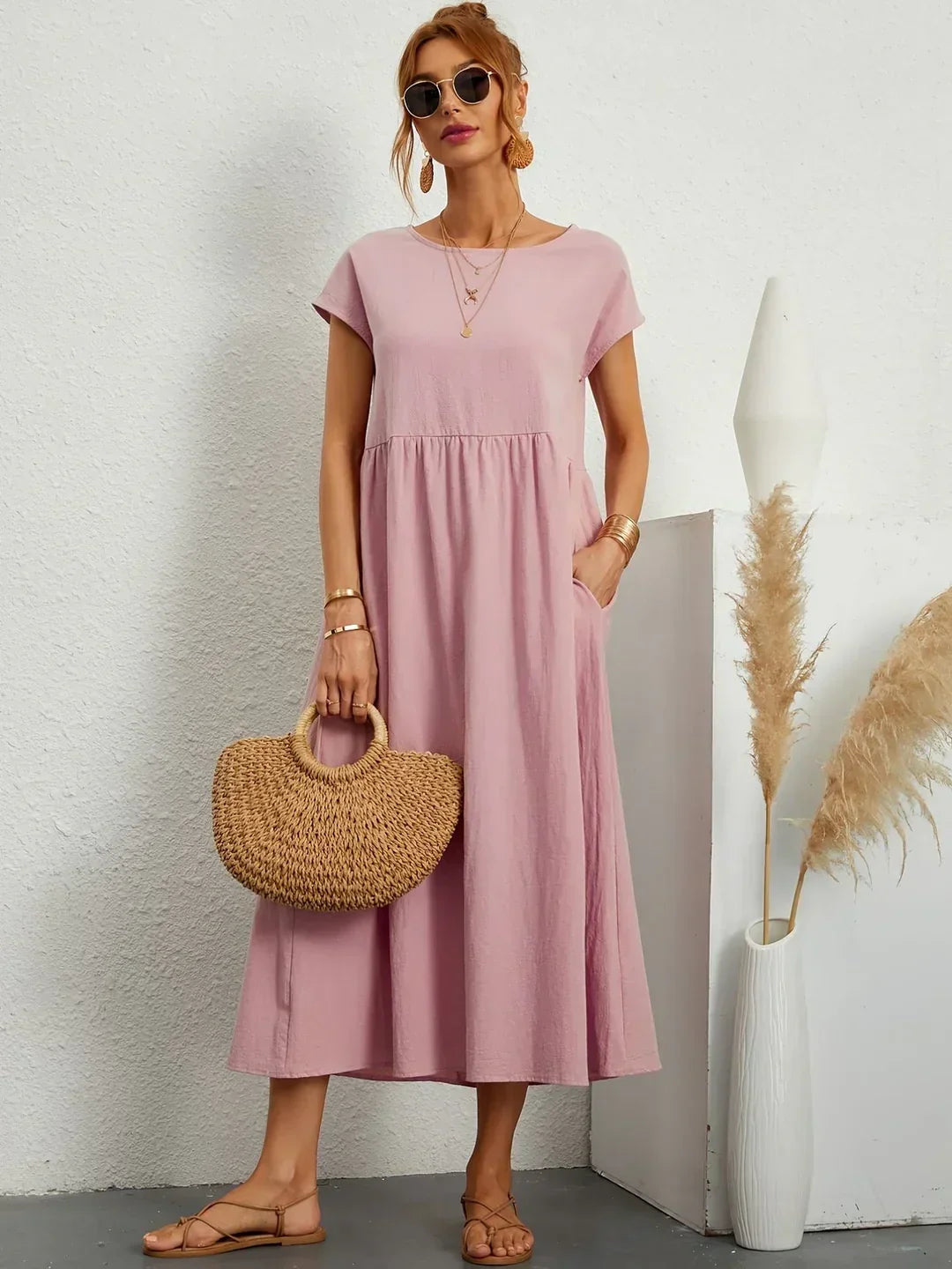 Vestido midi fluido rosa claro con manga corta y falda fruncida a la cintura