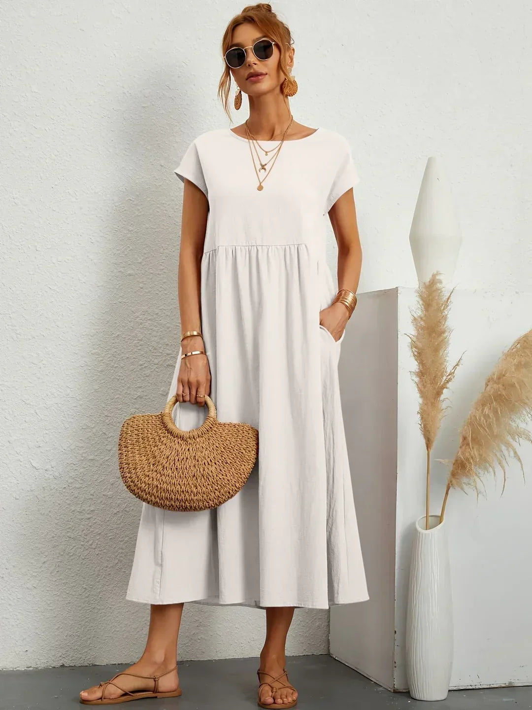 Vestido midi fluido blanco con manga corta y falda fruncida a la cintura