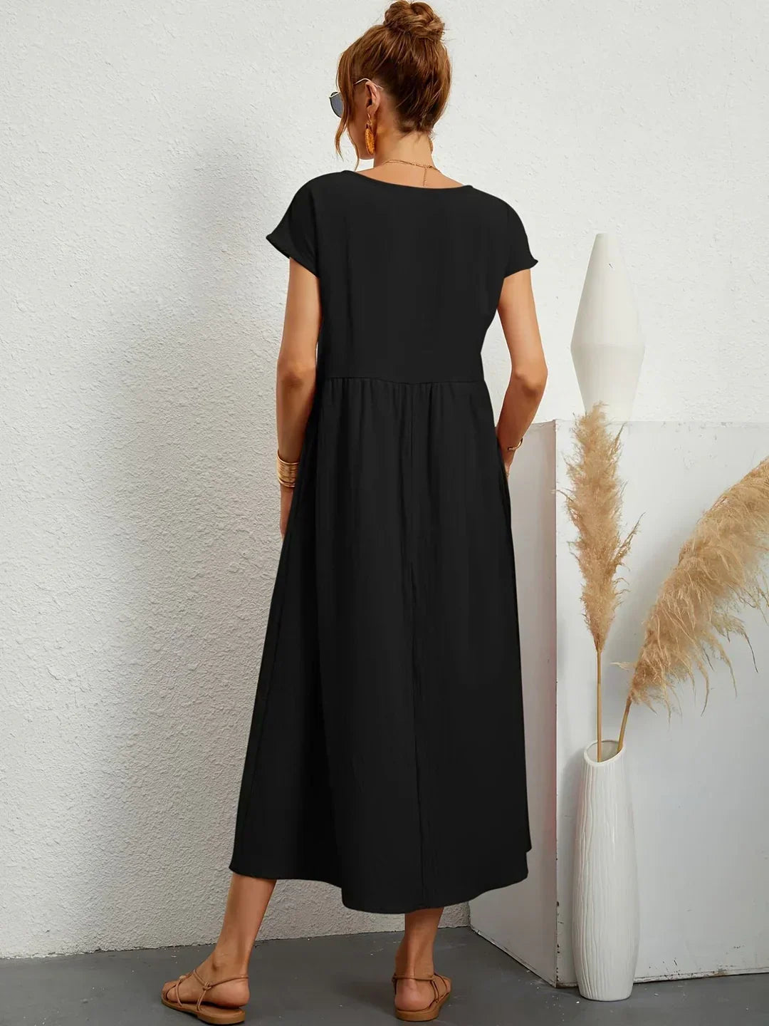 Vestido midi fluido negro con espalda lisa y vuelo en la falda, manga corta