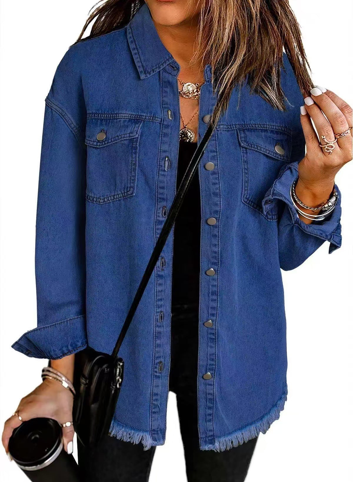 Chaqueta de mezclilla azul con botones, bolsillos y dobladillo con flecos