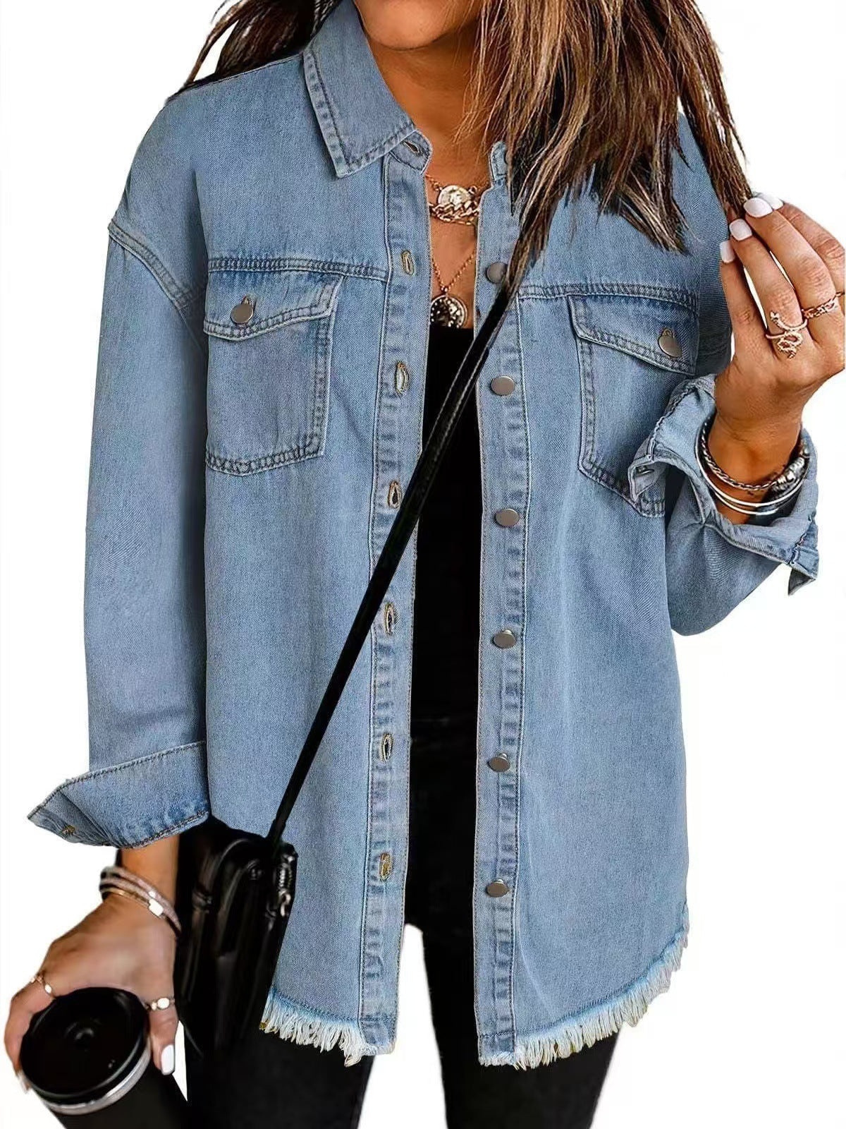 Chaqueta de mezclilla azul claro con botones, bolsillos y dobladillo con flecos