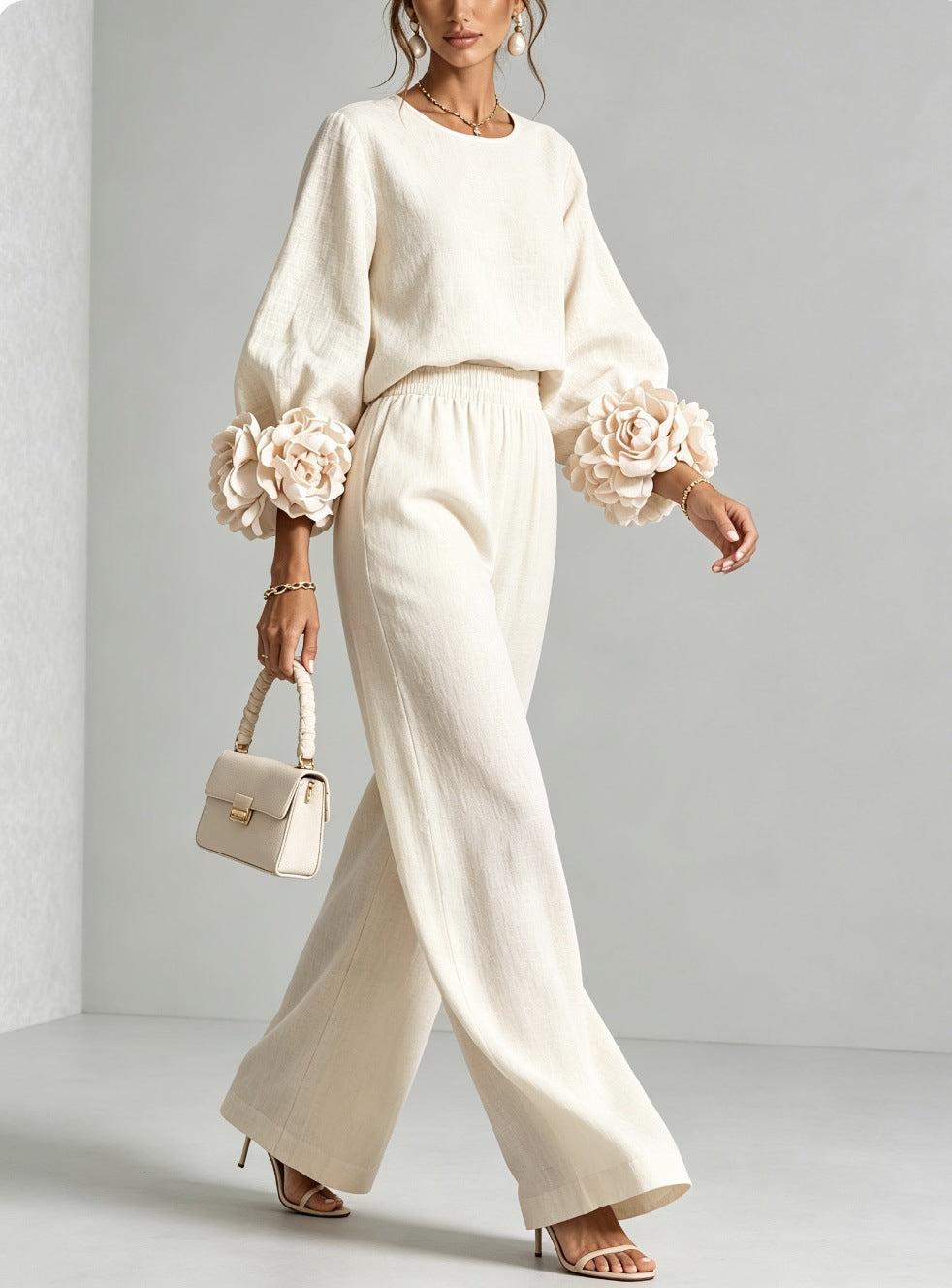 Conjunto blanco de blusa suelta y pantalón ancho con puños florales abullonados