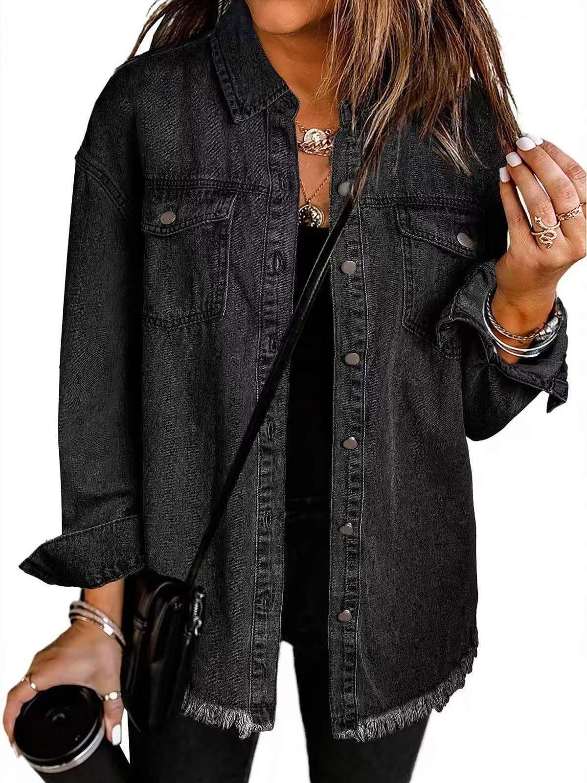 Chaqueta de mezclilla negra con botones, bolsillos y dobladillo con flecos