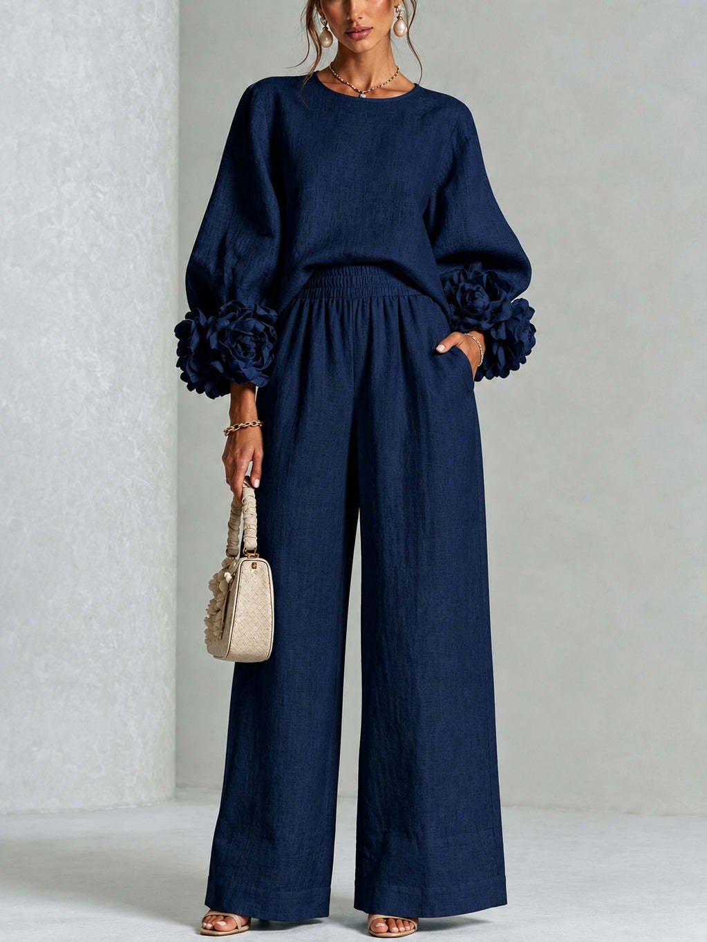 Conjunto azul marino de blusa suelta y pantalón ancho con puños florales abullonados