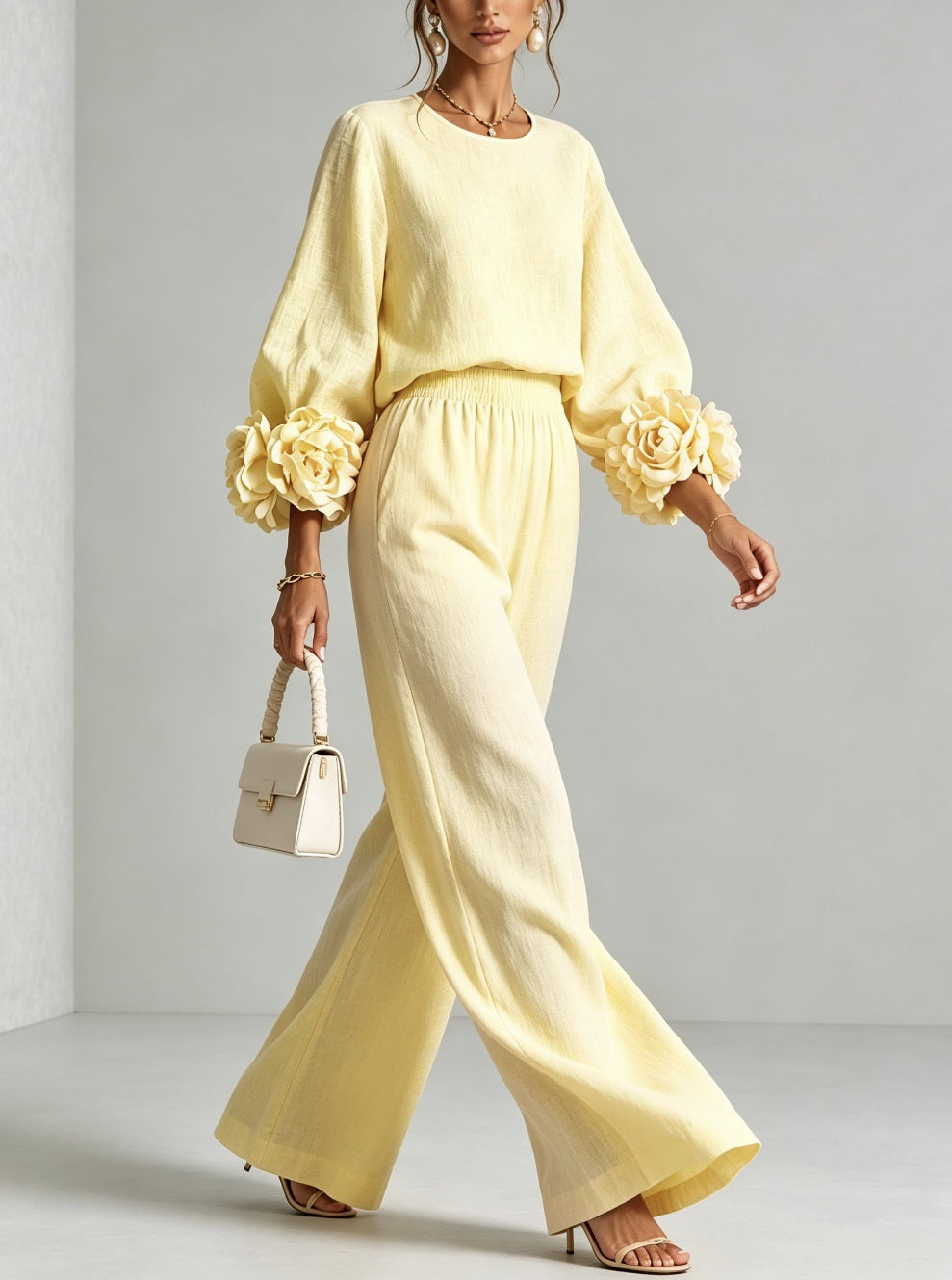 Conjunto de blusa y pantalón ancho color amarillo con puños florales en las mangas