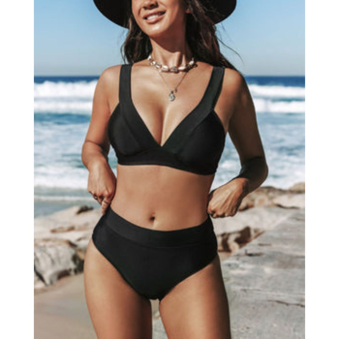 Bikini negro liso de tiro alto con top en V y escote pronunciado
