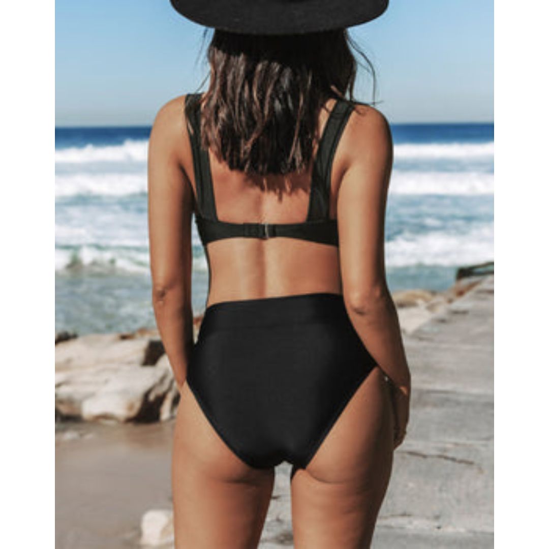 Bikini negro liso de tiro alto, parte trasera con tirantes
