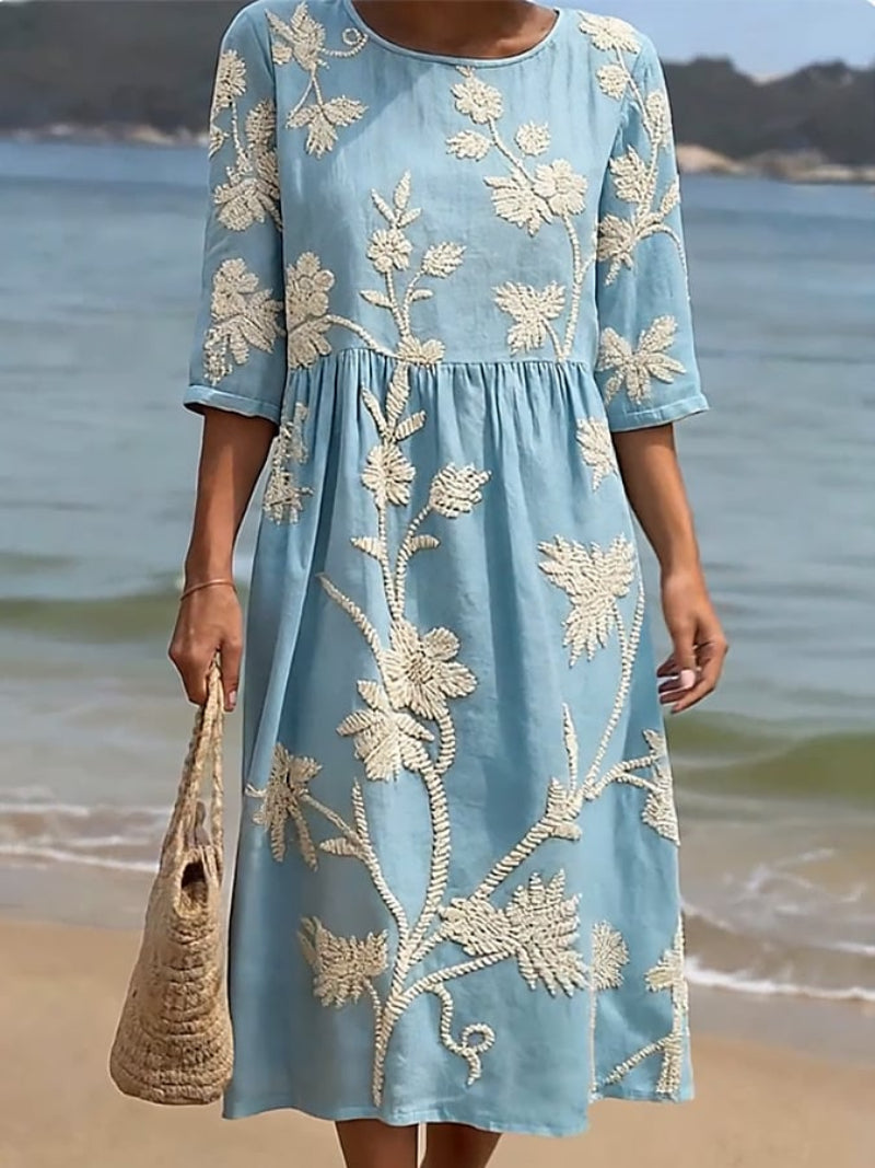 Vestido informal azul con bordado floral crema y falda fruncida a la cintura