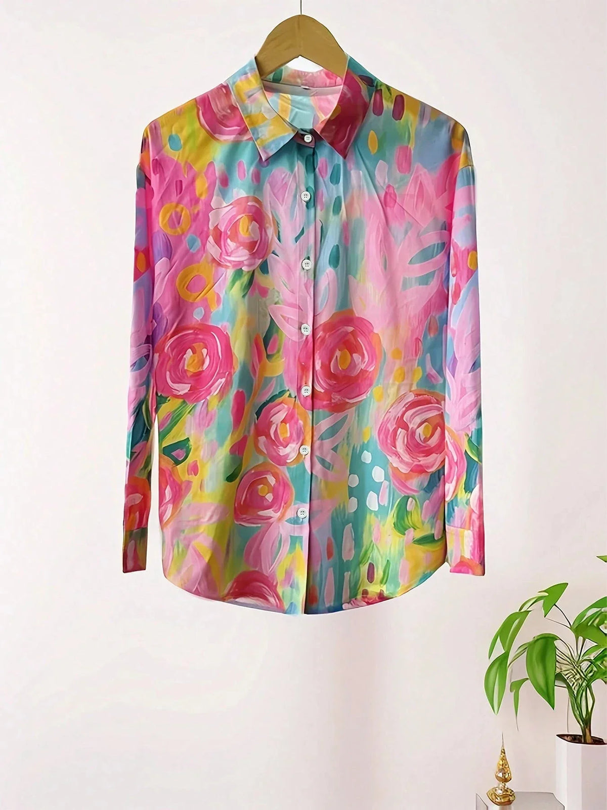 Blusa de mujer multicolor con estampado abstracto, botones frontales y manga larga