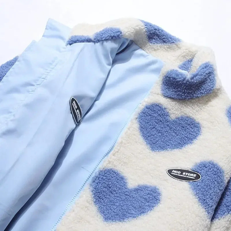 Chaqueta reversible con forro azul claro a la vista y estampado de corazones