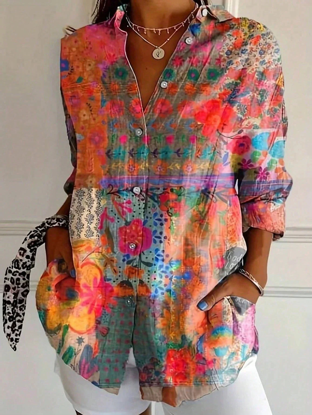 Blusa de mujer estampada multicolor con botones frontales y motivos florales abstractos