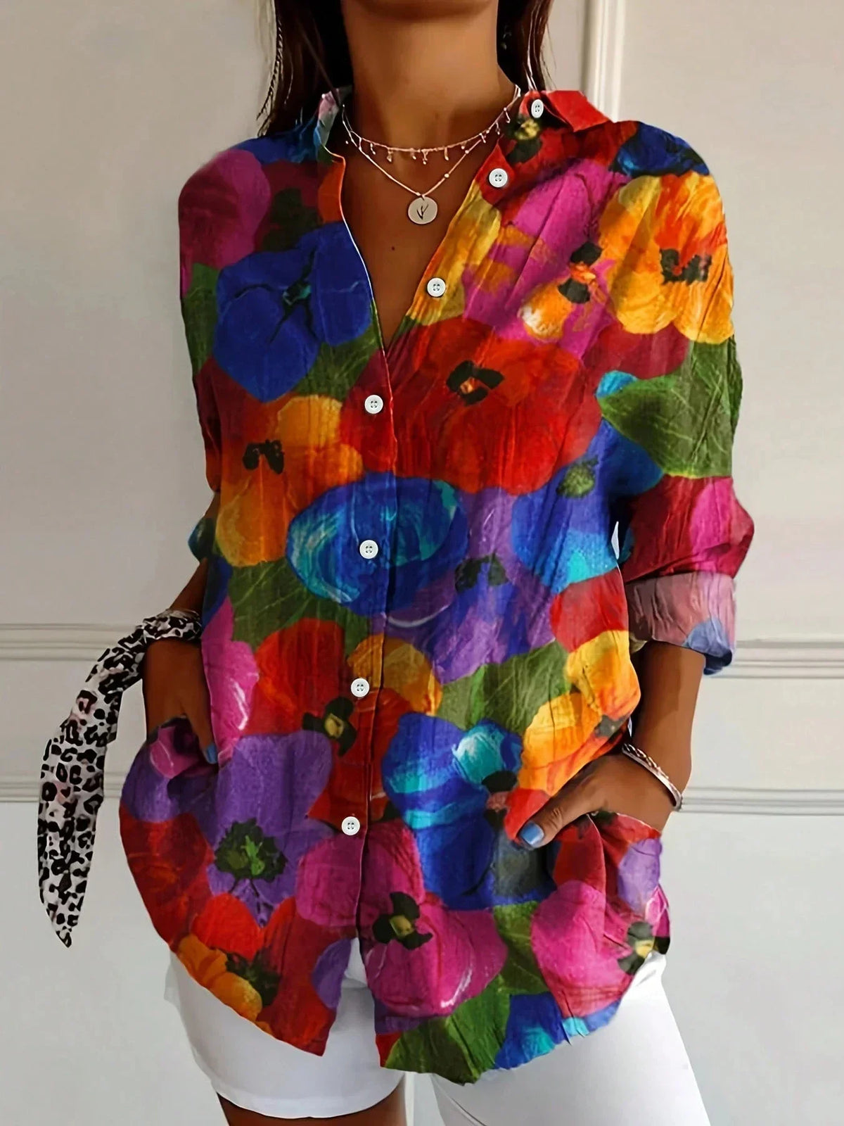 Blusa de mujer estampada multicolor con botones frontales y formas redondeadas de color