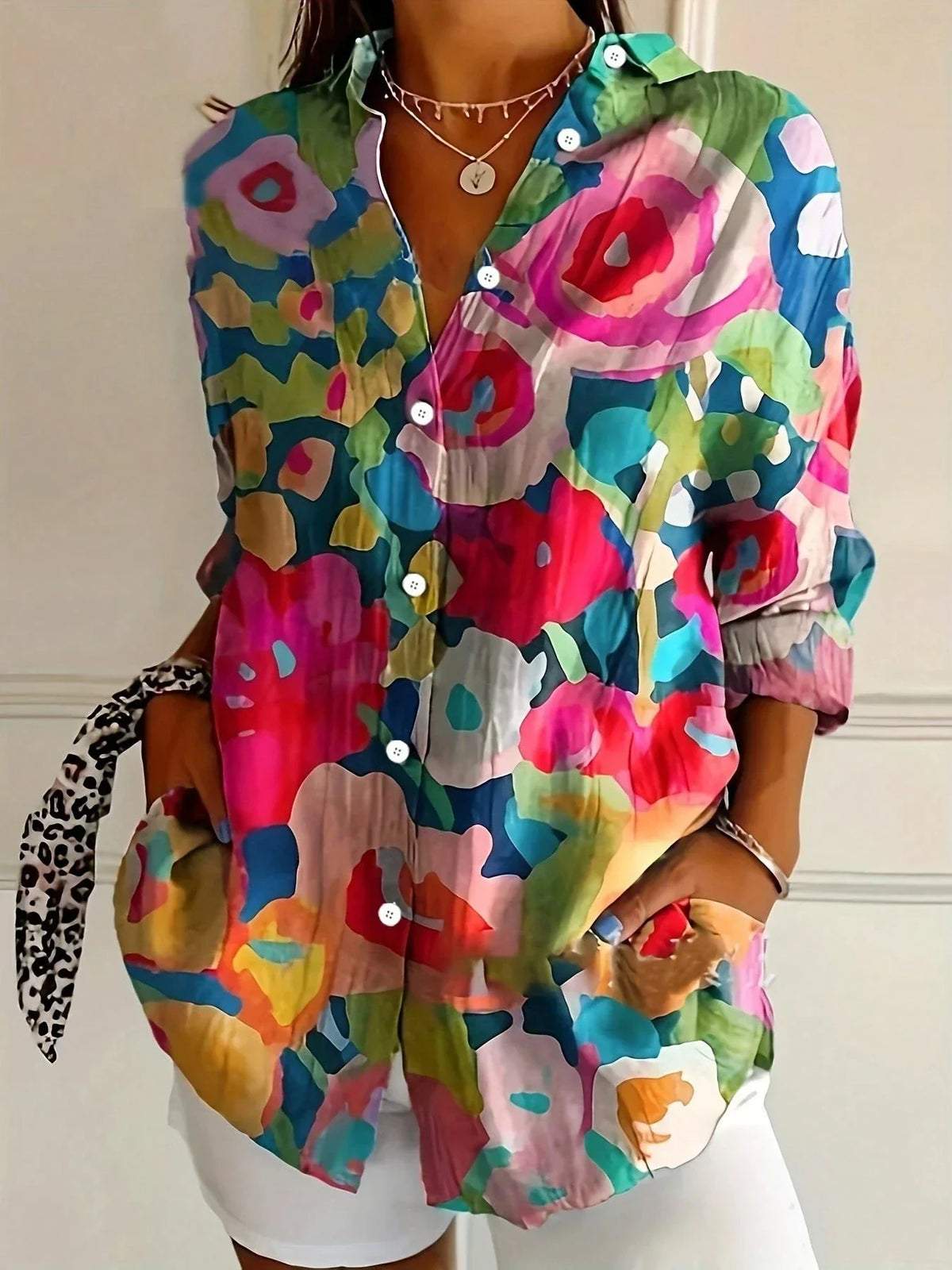 Blusa de mujer estampada multicolor con botones frontales y motivos tipo rosas