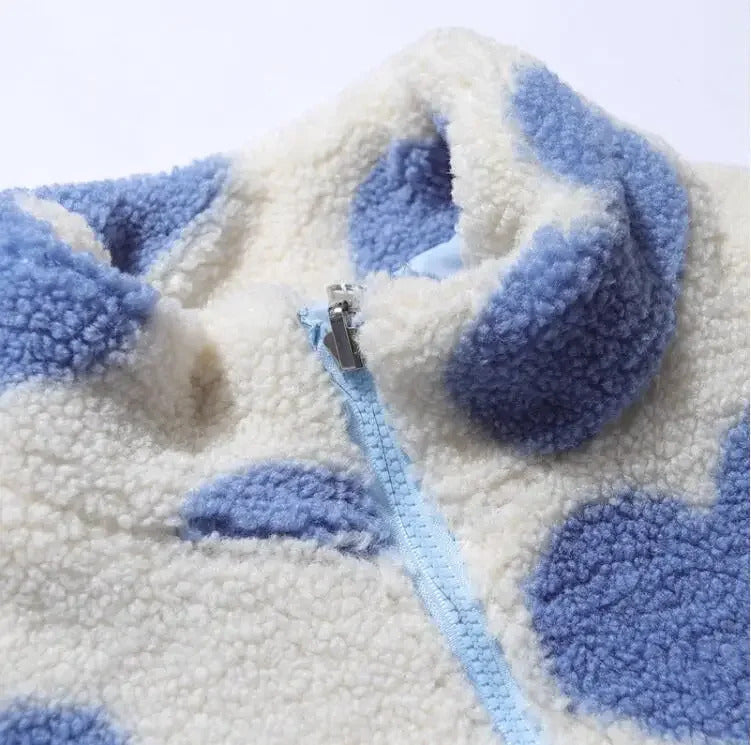 Chaqueta de borrego con corazones azules, cremallera celeste y cuello alto