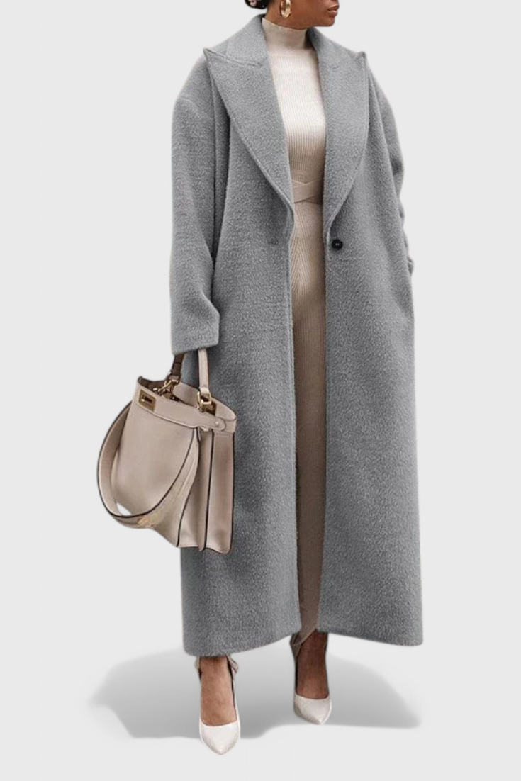 Abrigo largo gris estructurado con solapa y botones, estilo elegante.
