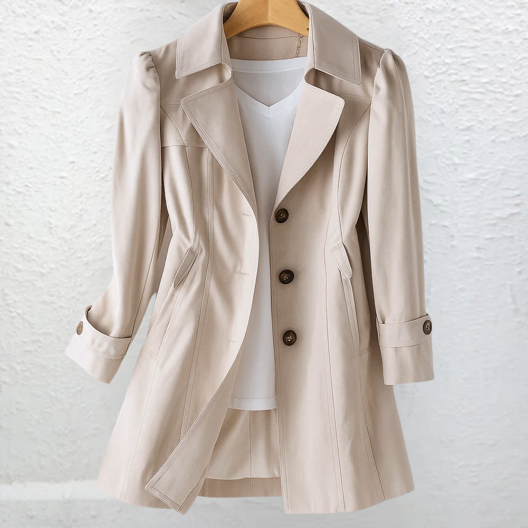 Abrigo beige crema con botones marrones, solapas y bolsillos laterales
