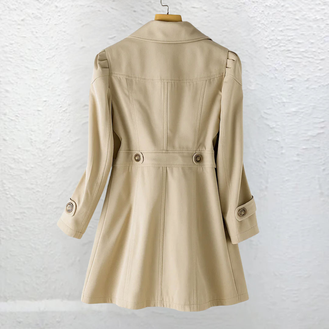 Abrigo beige vista trasera, botones delanteros y cinturilla ajustada