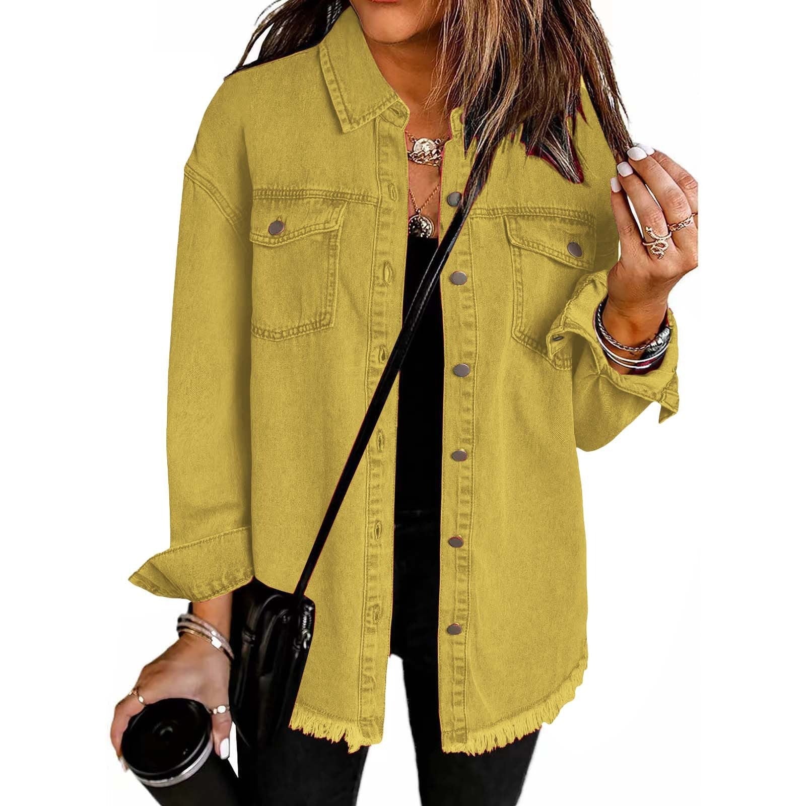 Chaqueta de mezclilla amarilla con botones, bolsillos delanteros y flecos en el bajo.