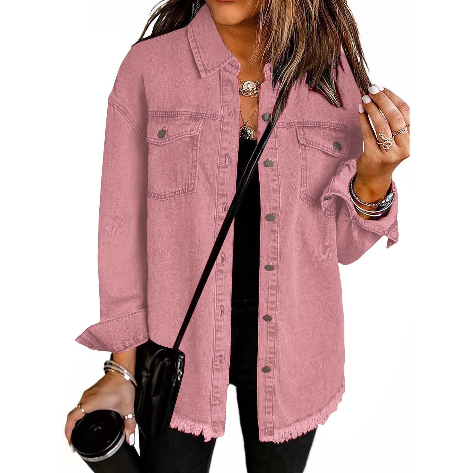 Chaqueta de mezclilla rosa palo con botones, bolsillos y dobladillo con flecos