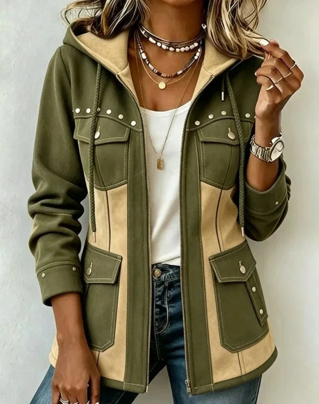 Chaqueta con capucha patchwork oliva y beige, bolsillos laterales y cierre