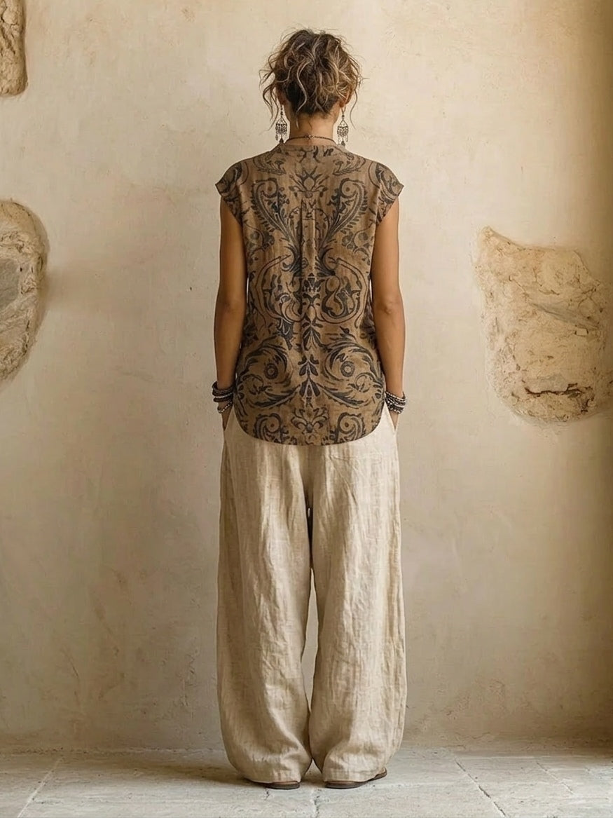 Conjunto de tres piezas visto por detrás: chaleco estampado y pantalón ancho camello