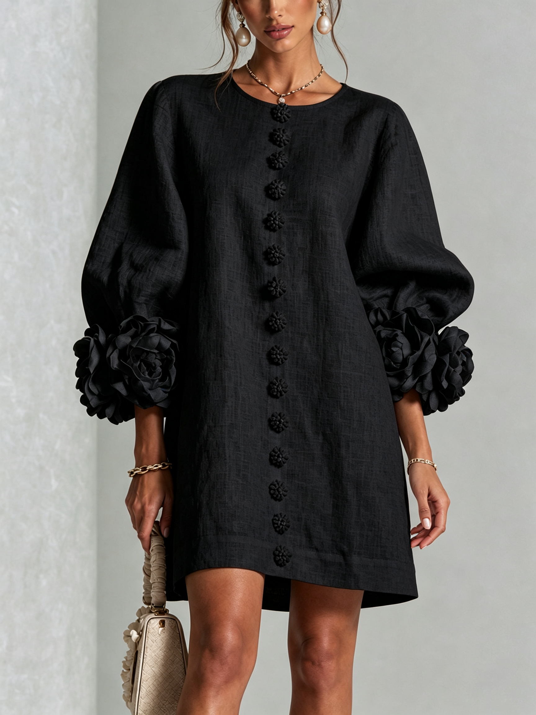 Vestido corto de lino negro con botones bordados y mangas abullonadas con flores