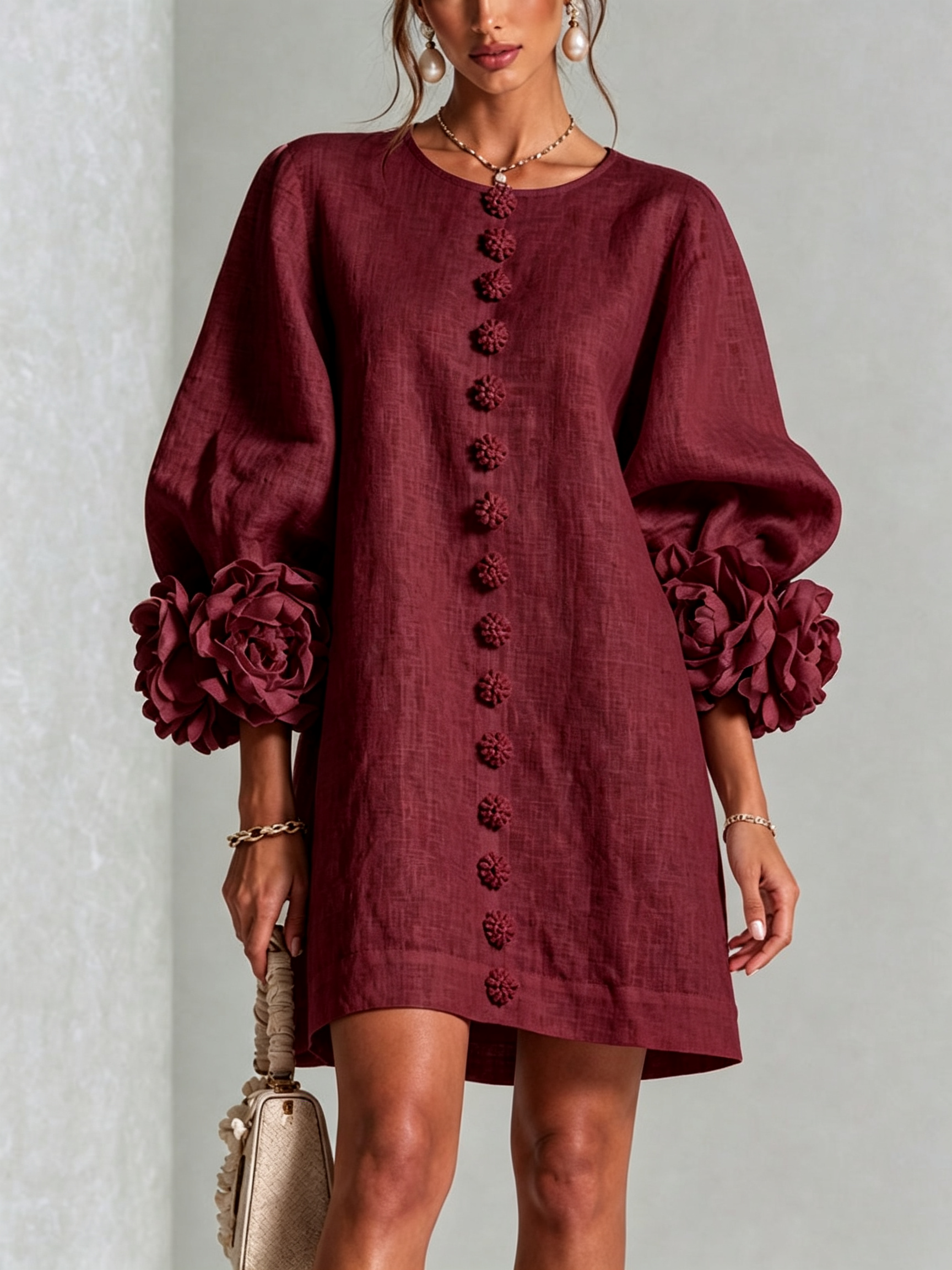 Vestido corto burdeos de lino, cuello redondo, botones decorativos verticales y mangas abullonadas