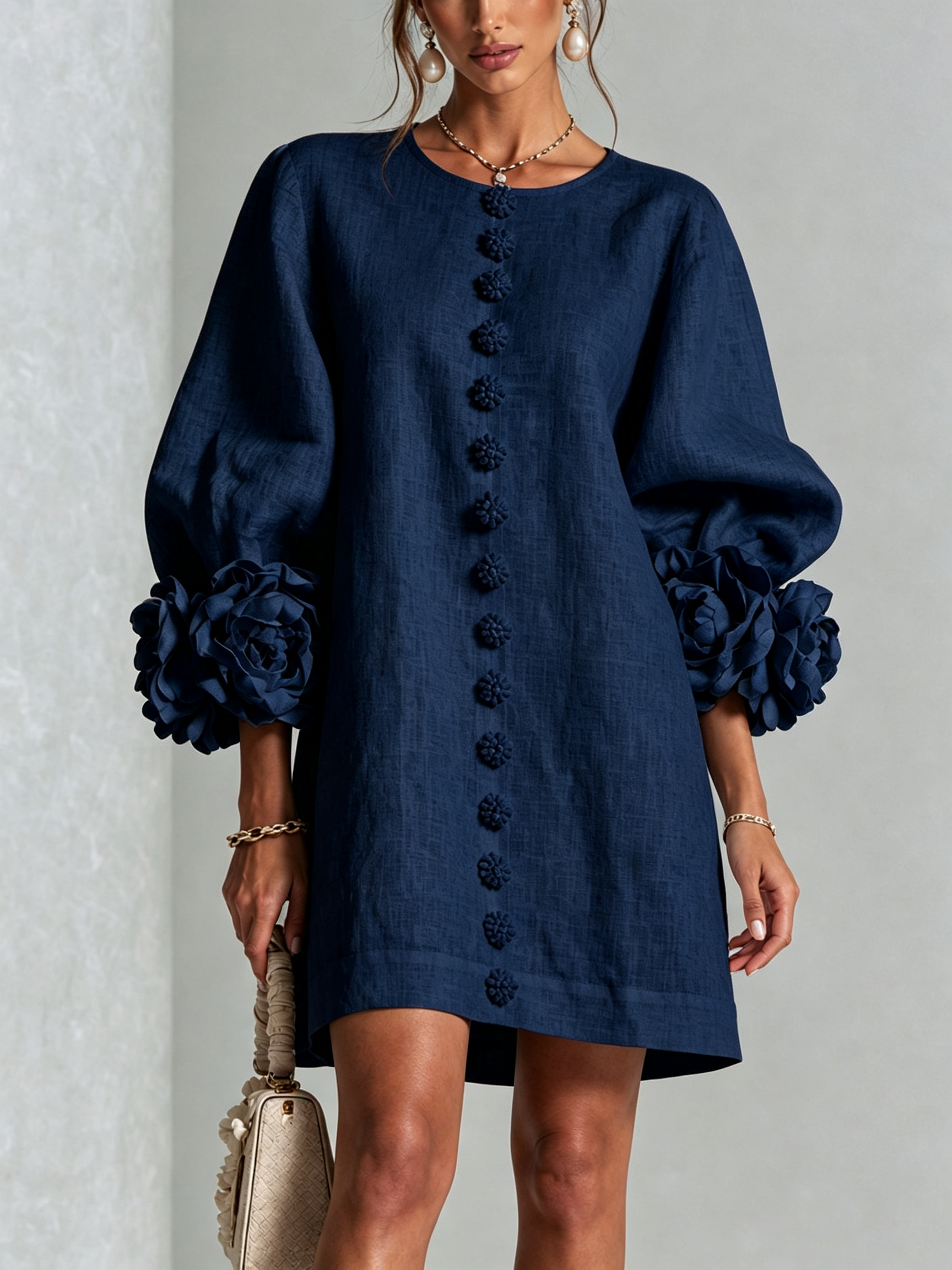 Vestido corto de lino azul marino con botones bordados y puños con flores abullonadas