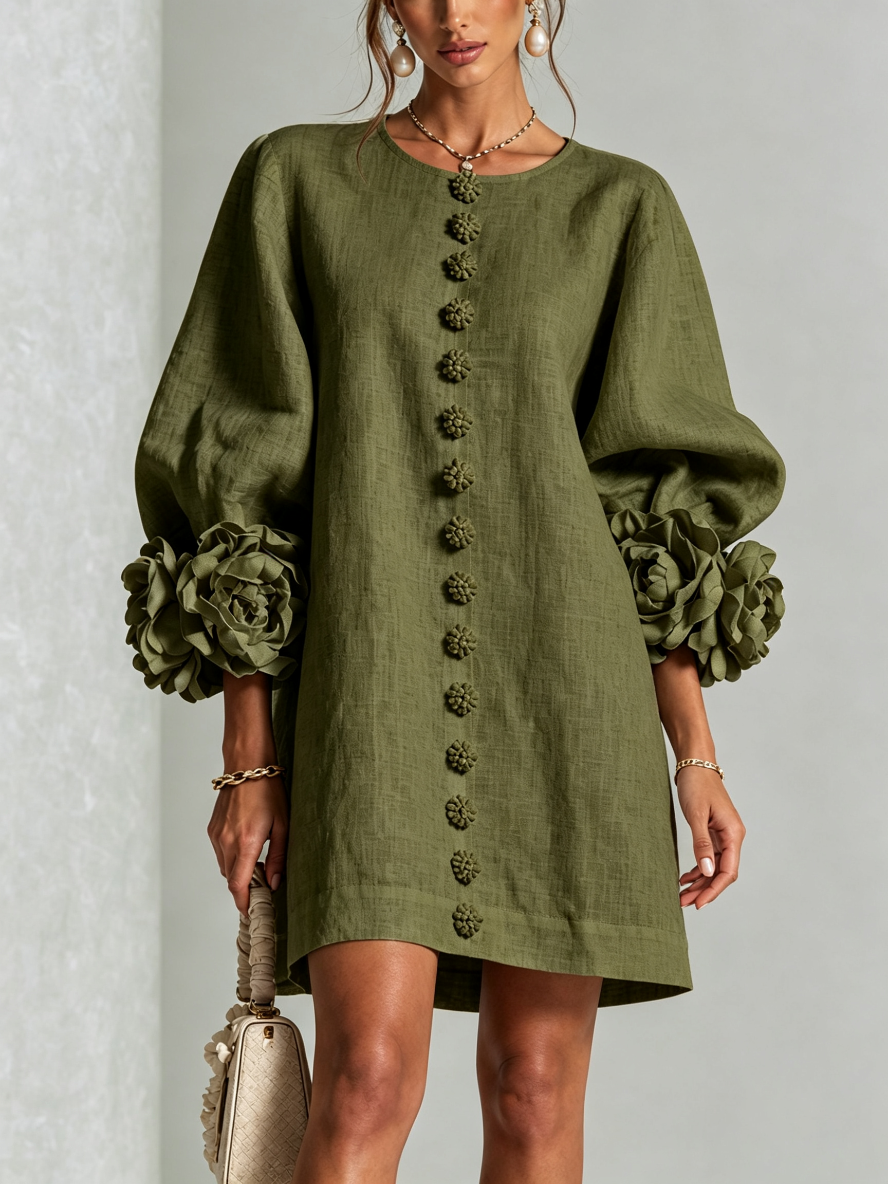 Vestido corto de lino verde olivo con botones bordados y mangas abullonadas con flores