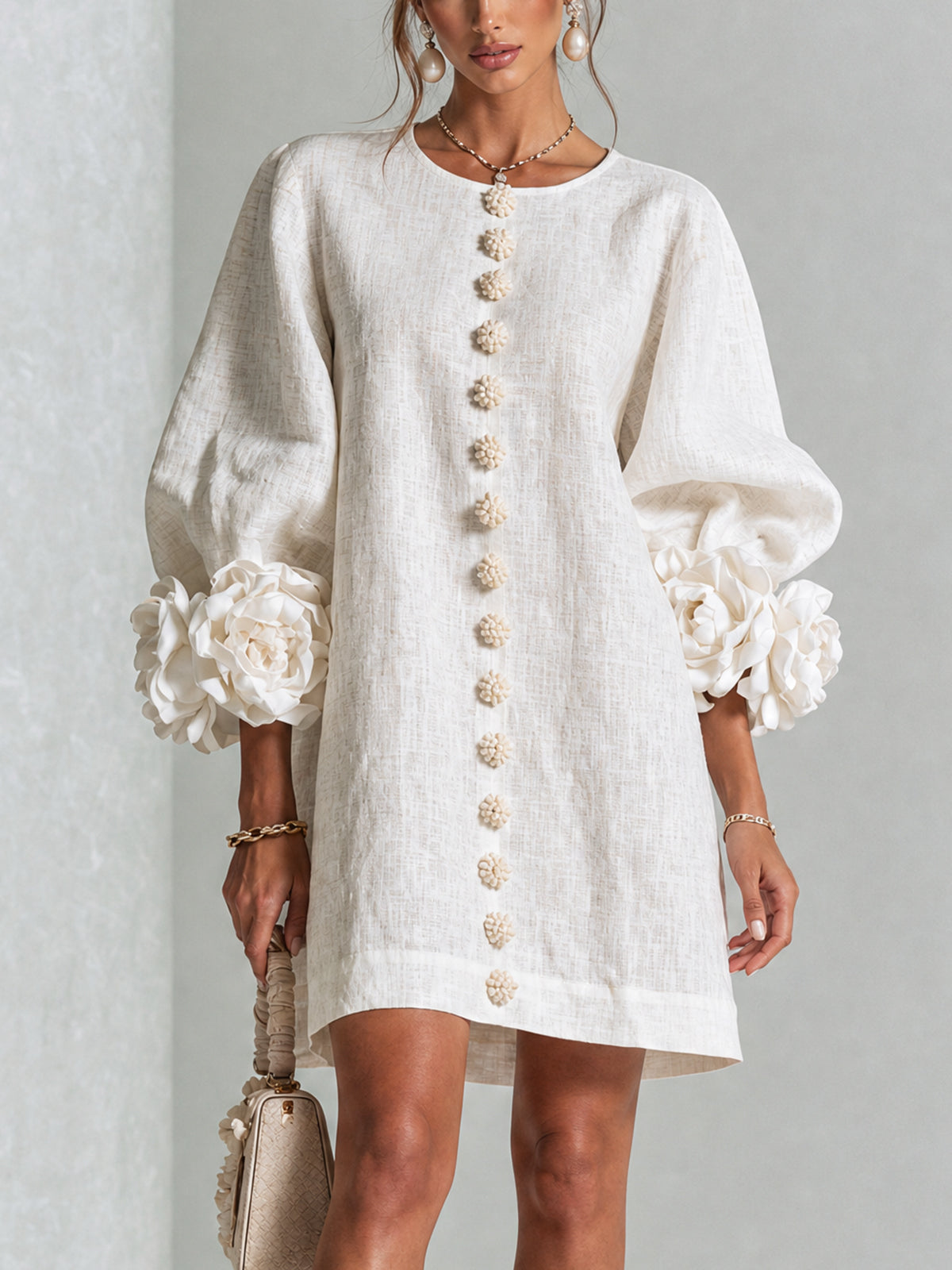 Vestido corto blanco de lino con botones dorados y mangas abullonadas con flores