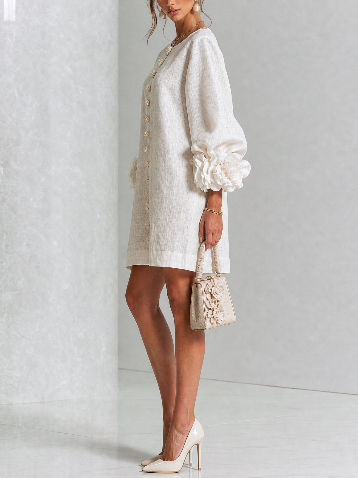 Vestido corto de lino blanco con mangas abullonadas y flores 3D en los puños