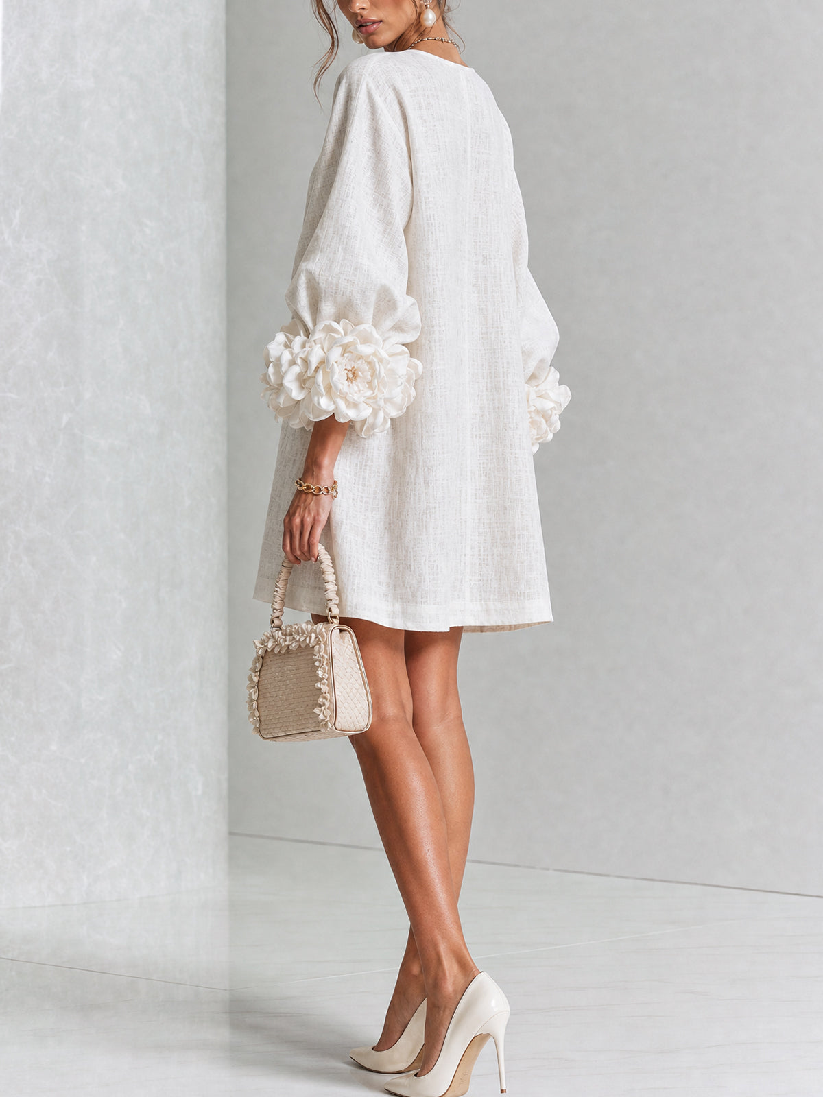 Vestido corto blanco de lino con flores en los puños y cuello redondo