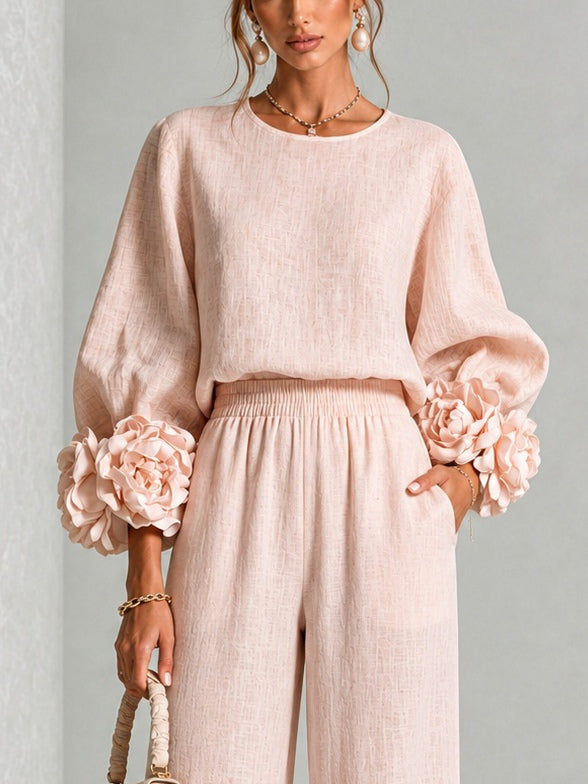 Conjunto rosa de blusa suelta y pantalón ancho con puños florales voluminosos