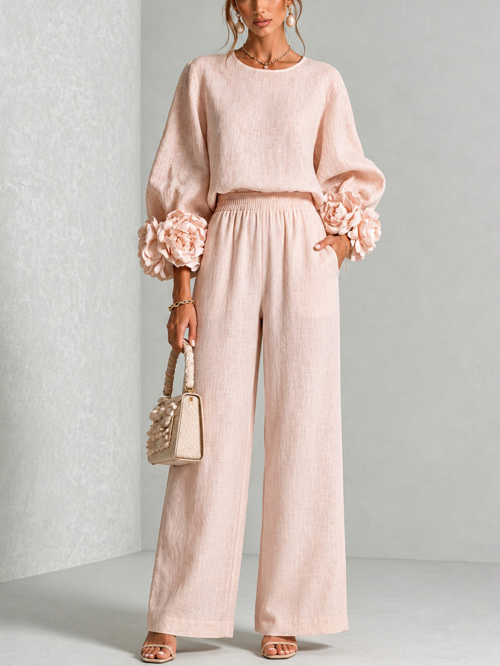 Conjunto de blusa y pantalón ancho rosa con puños florales abullonados