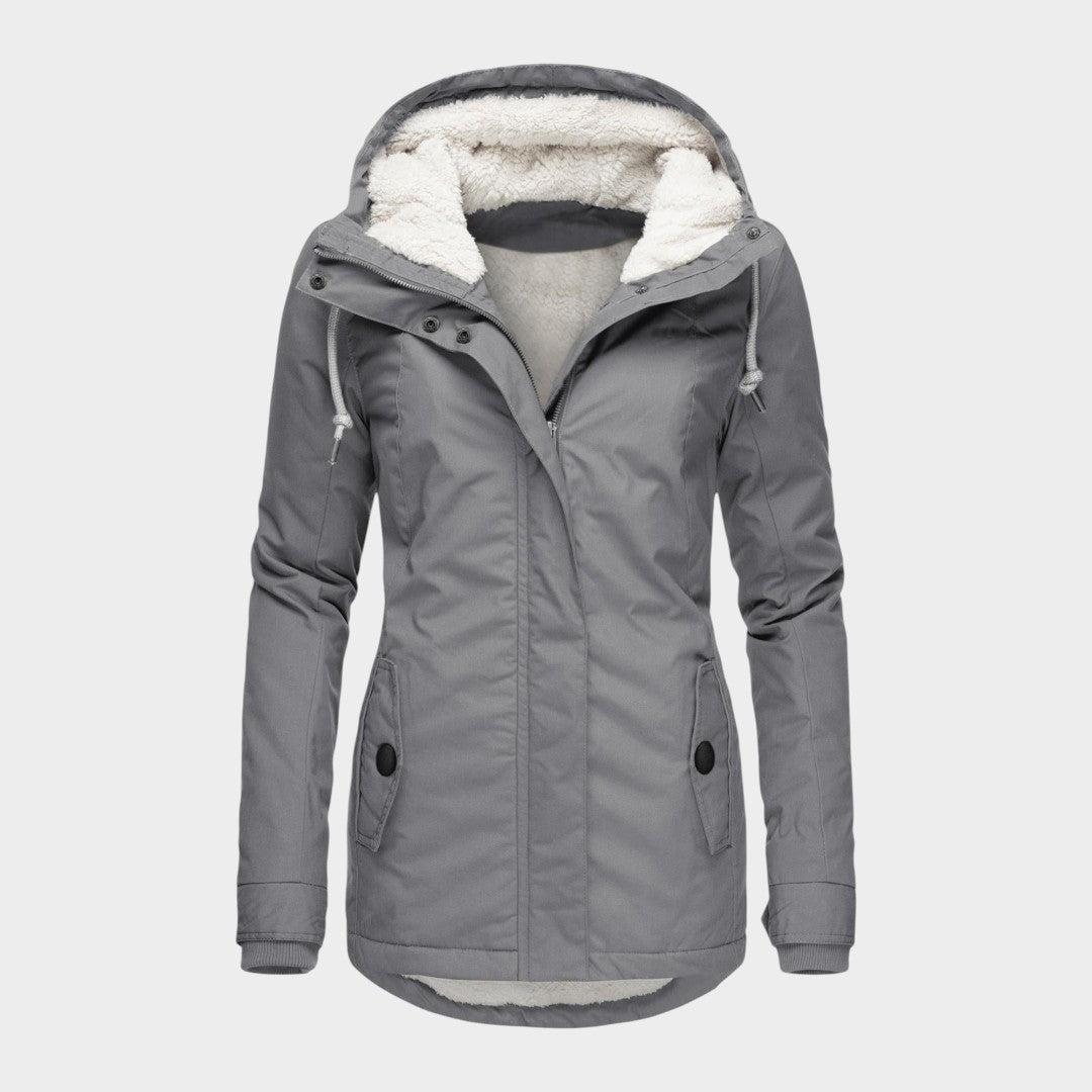 Chaqueta larga gris con capucha y forro de borreguillo blanco, cierre frontal