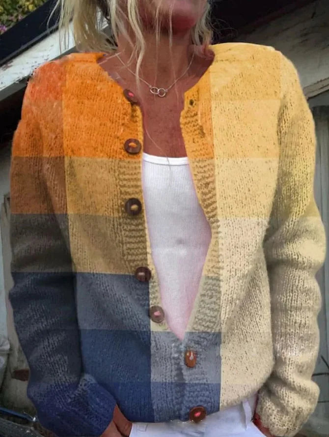 Chaqueta de punto con bloques mostaza y azul gris, botones marrones y escote en V