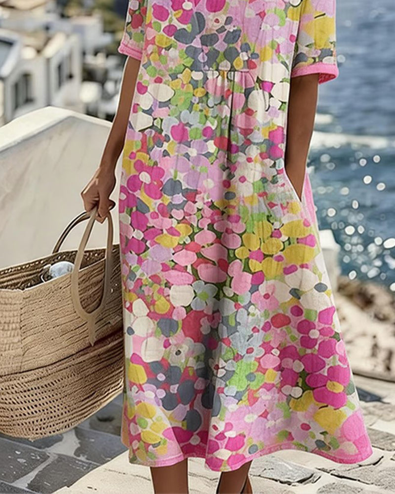 Vestido midi floral rosa multicolor; falda amplia con fruncido en la cintura.