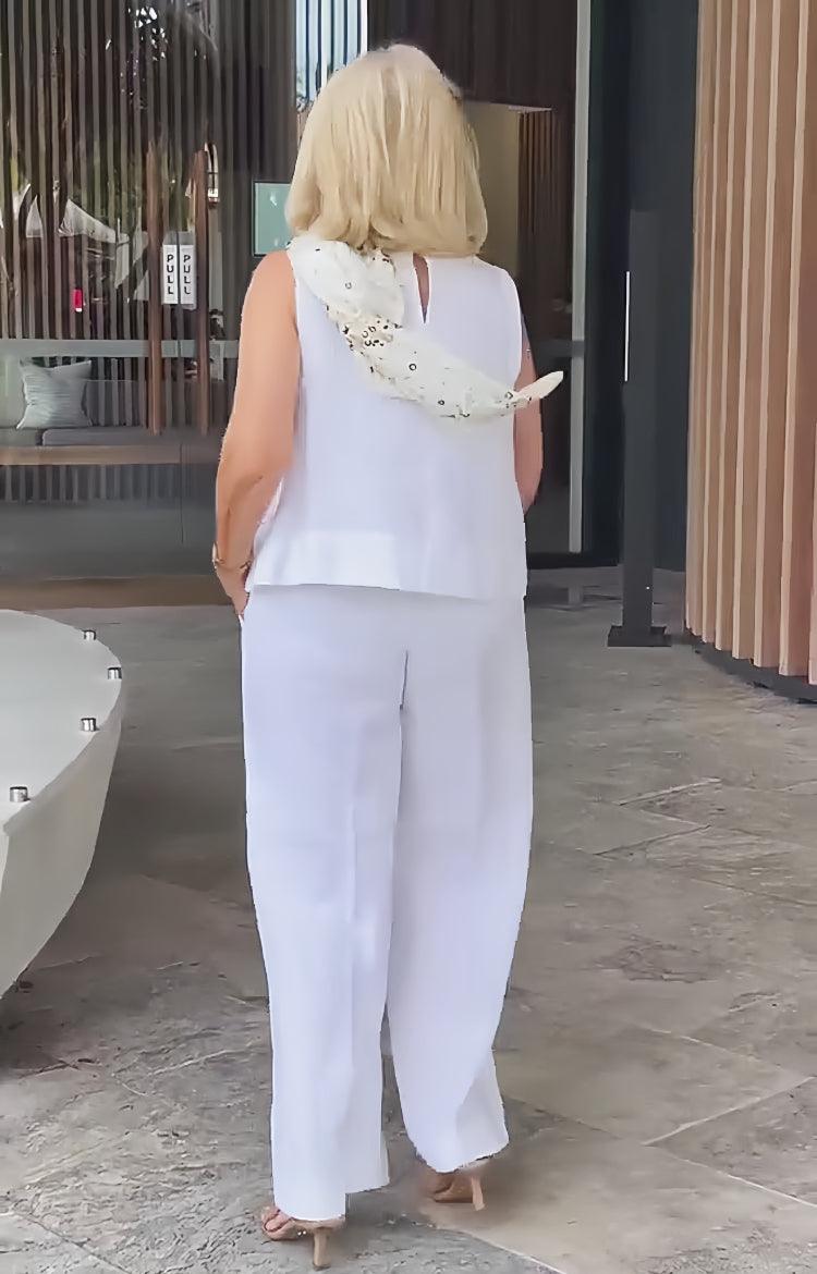 Conjunto blanco visto por la espalda: blusa sin mangas y pantalón ancho