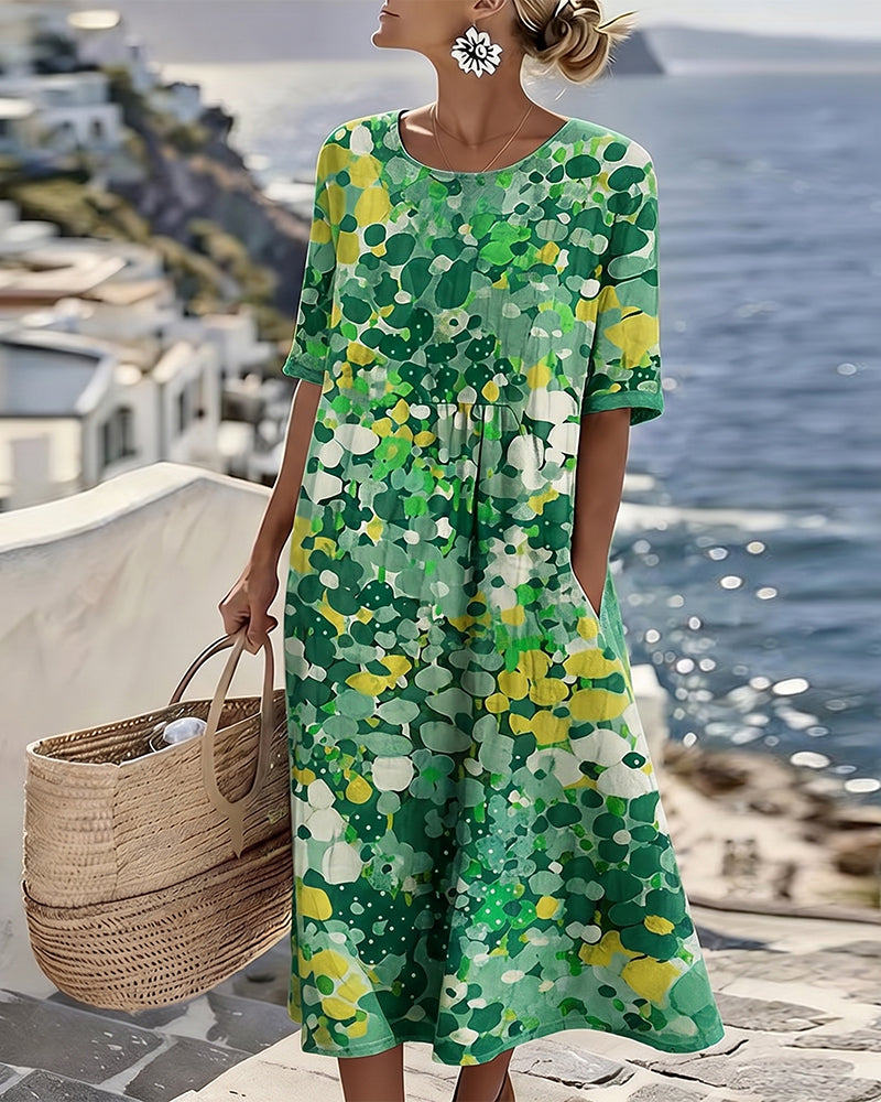 Vestido midi floral verde con manga corta y corte A fruncido en la cintura.