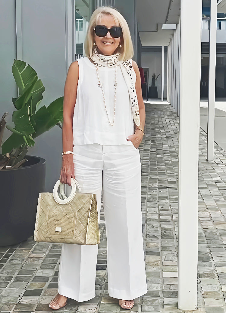 Conjunto blanco: blusa sin mangas con cadena decorativa y pantalón ancho