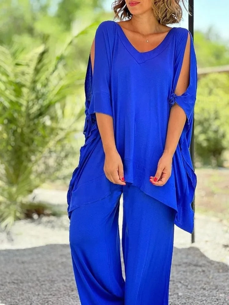 Conjunto azul: túnica con escote pico y aberturas laterales, con pantalón palazzo a juego.